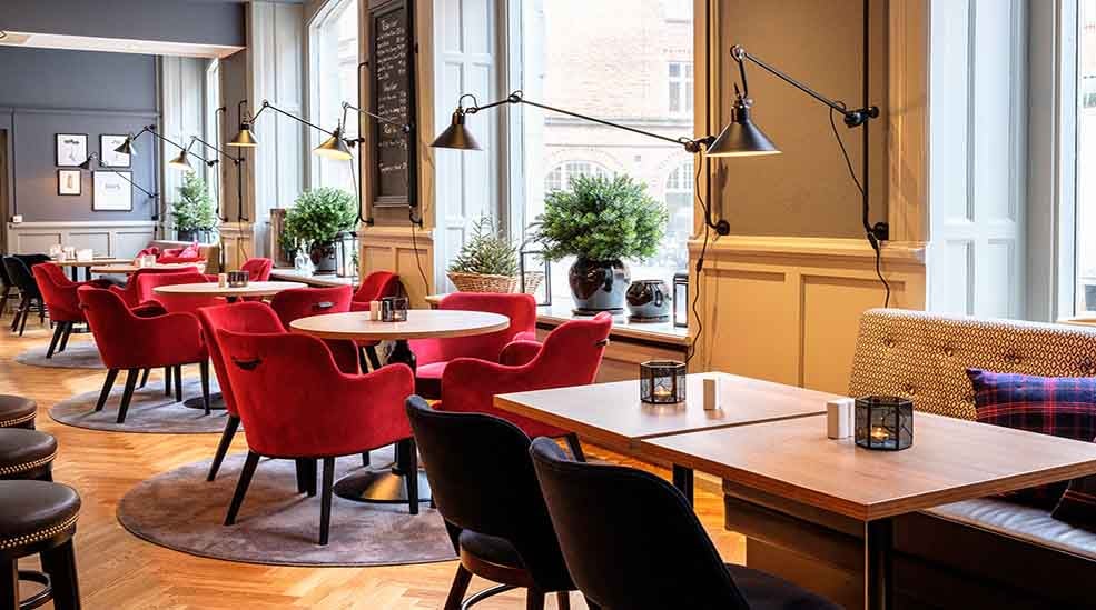 Siddegrupper i restauranten og fine detaljer hos Clarion Collection Hotel Temperance in Malmo