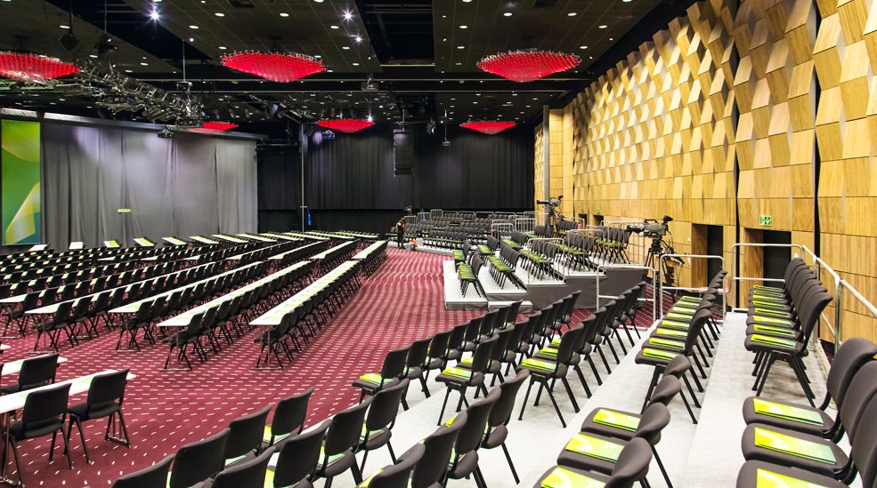 Konferencelokale Cosmos med rød belysning og guldfarvet væg ved Clarion Hotel & Congress Trondheim