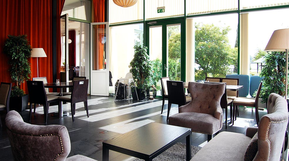Madsal og lounge overblik med lænestole og udsigt hos Clarion Collection Hotel Bolinder Munktell Eskilstuna 