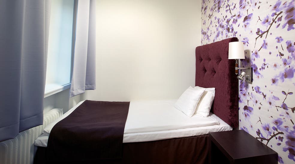 Standard enkeltrum seng med sengelampe og puder hos Clarion Collection Hotel Grand Sundsvall