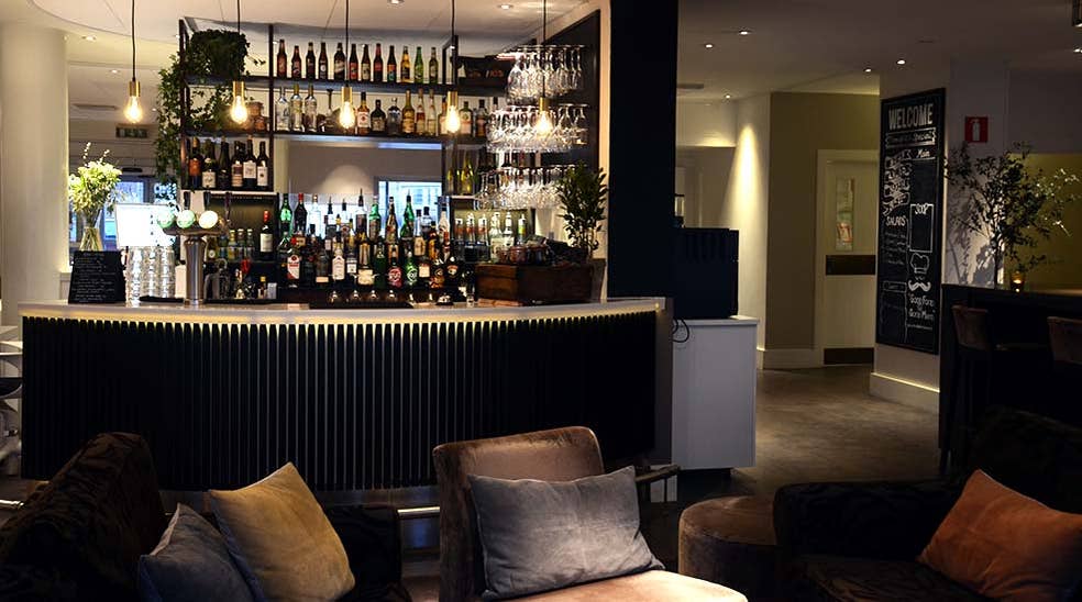 Bar oversigt i lounge med stole hos Clarion Collection Hotel Kompaniet Nyköping
