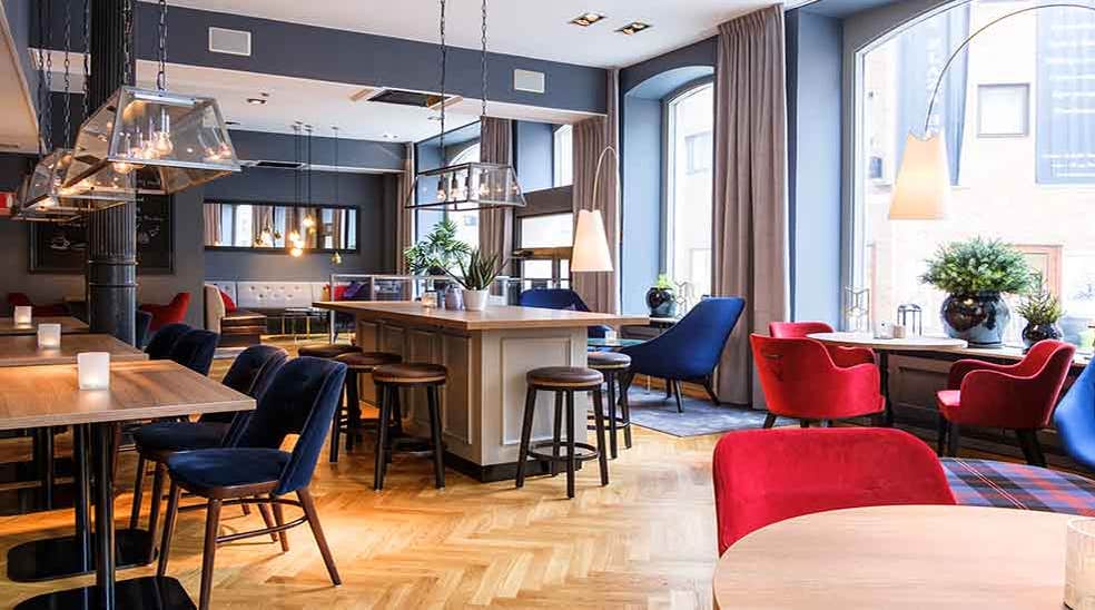 Siddegrupper og spiseområde i restauranten med stole hos Clarion Collection Hotel Temperance in Malmø