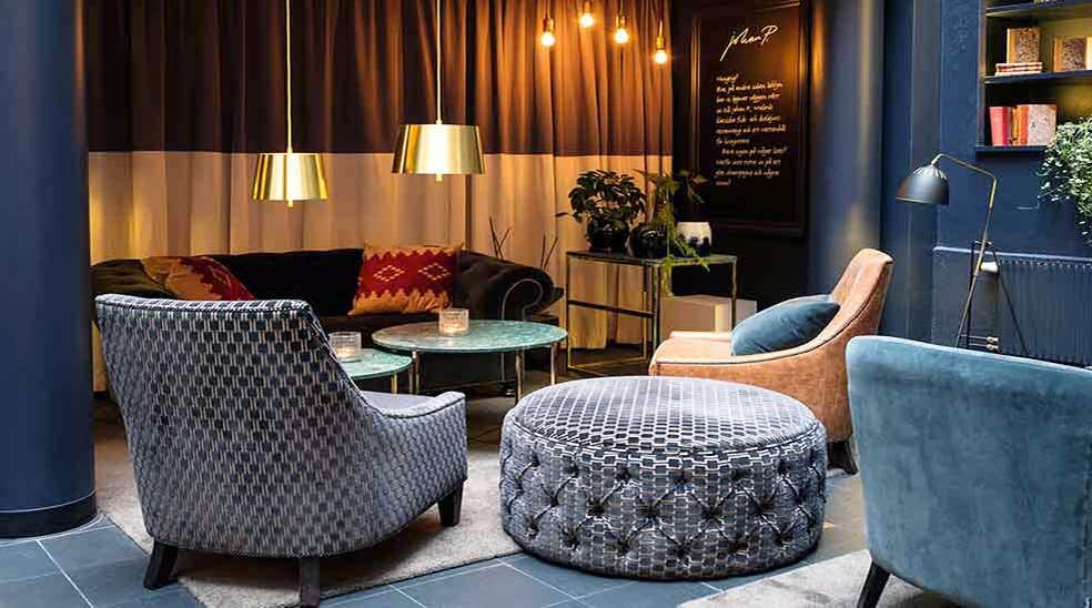 Siddegruppe i lobbyen og bar med stole og sofaer med fine detaljer hos Clarion Collection Hotel Temperance in Malmø