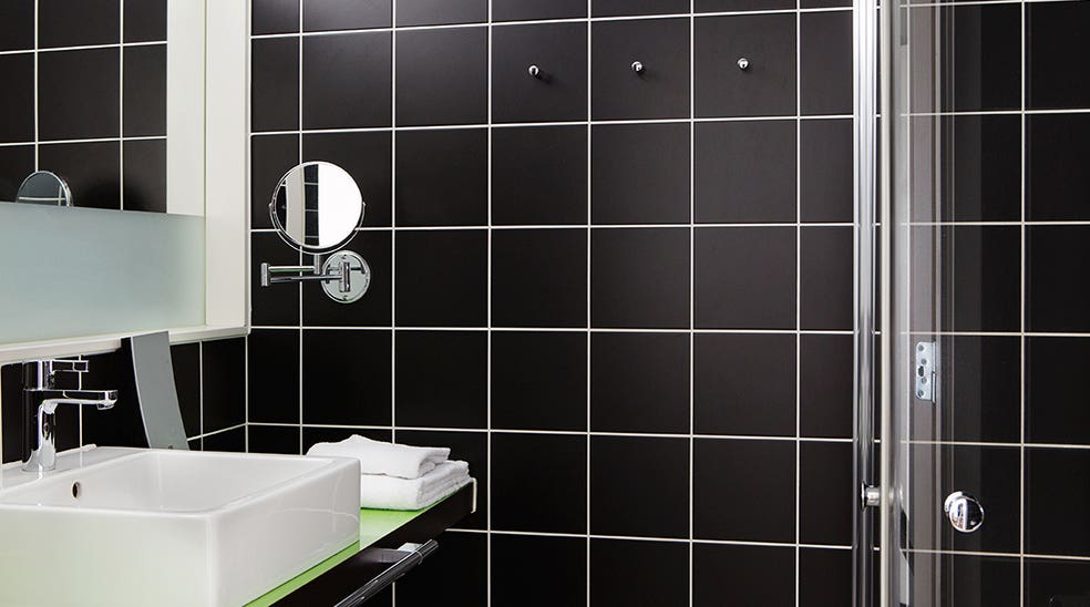 Bad med detaljer fra vask, spejl og væg Comfort Hotel Union Brygge Drammen