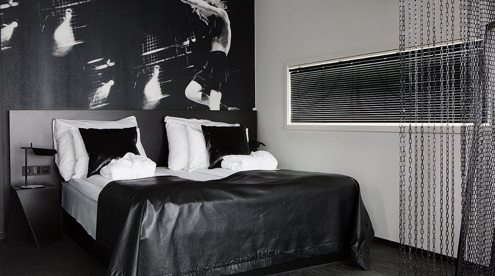 Suite acdc med en dobbeltseng med skindtæppe ved Comfort Hotel Union Brygge Drammen