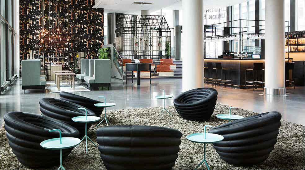 Lobby med interiørdetaljer, sorte stoler, bord og gyngestativ ved Comfort Hotel Union Brygge Drammen