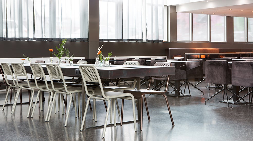 Lobby med langbord og stole i metal ved Comfort Hotel Union Brygge Drammen