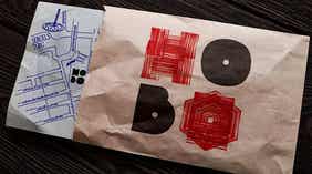 Brun papirspose med tegnet kort til hotel Hobo i Stockholm, Sverige