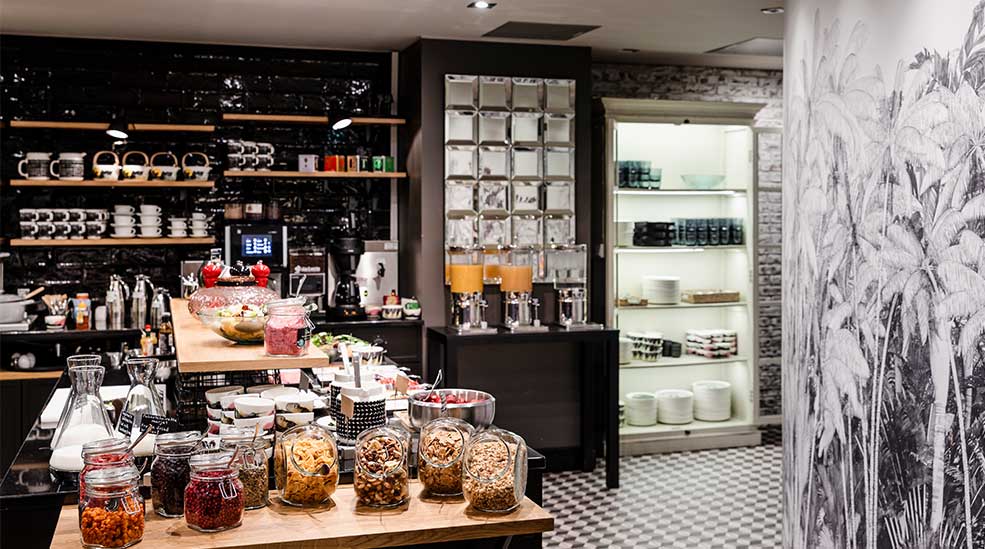 Morgenmad, ferske og tørrede bær på morgenmadsbuffeten på Hotel F6 i Helsinki, Finland