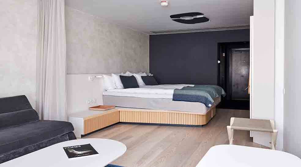 Dobbeltseng og sofa i Deluxe hotelværelse på Nordic Light Hotel i Stockholm