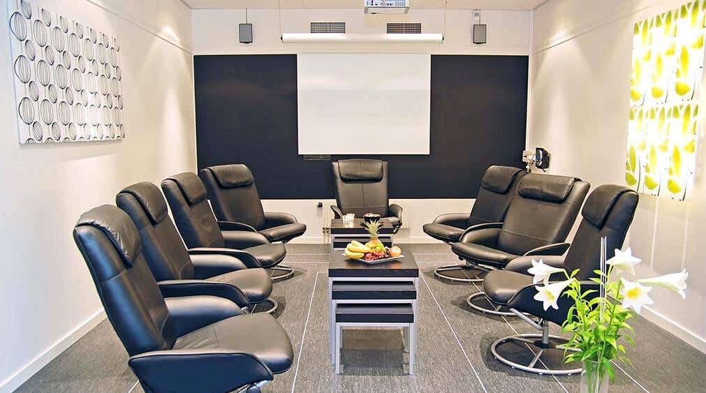 Møderum med læderlænestole projektor og skærm på Quality Hotel Galaxen i Borlänge