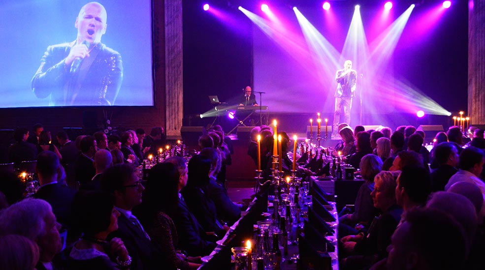 Middagsshow med artisten Andreas Lundstedt i lokalet Stora Björn på Quality Hotel Galaxen i Borlänge
