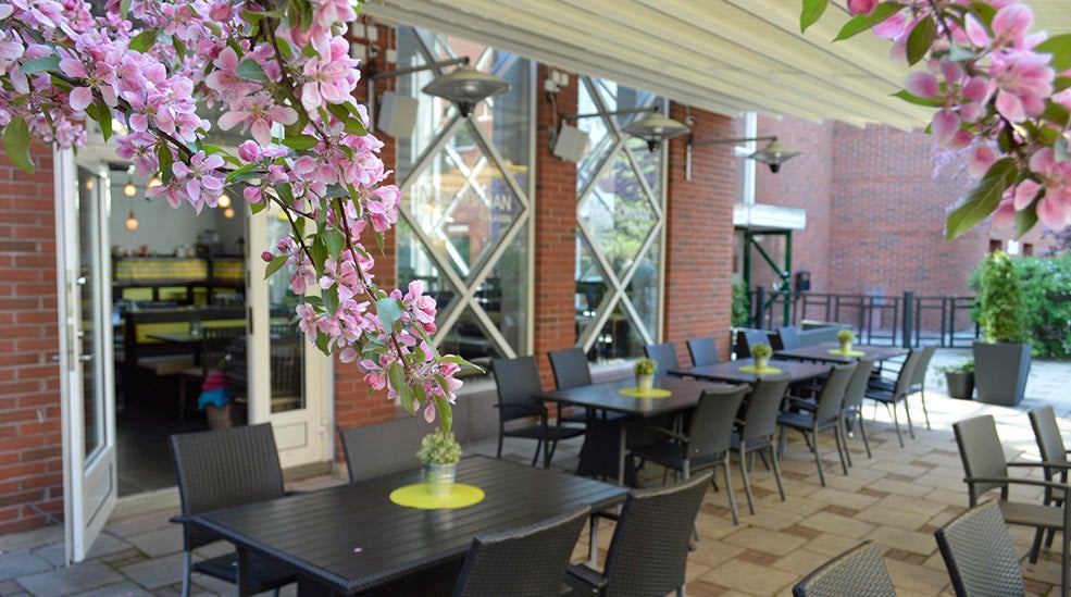 Siddegrupper og kirsebærsblomster på terrassen på Quality Hotel Galaxen i Borlänge