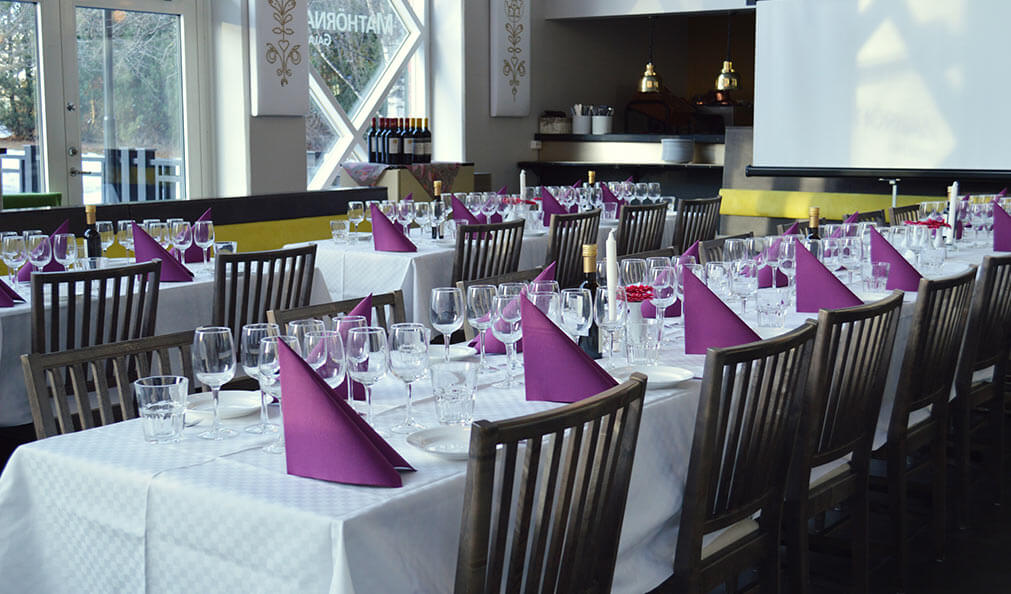 Bord dækkede for middag i Restaurang Mathörnan på Quality Hotel Galaxen i Borlänge