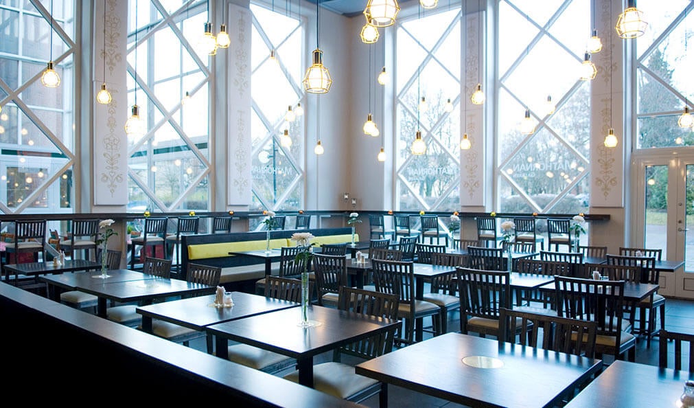 Store lyse vinduer i Restaurang Mathörnan på Quality Hotel Galaxen i Borlänge