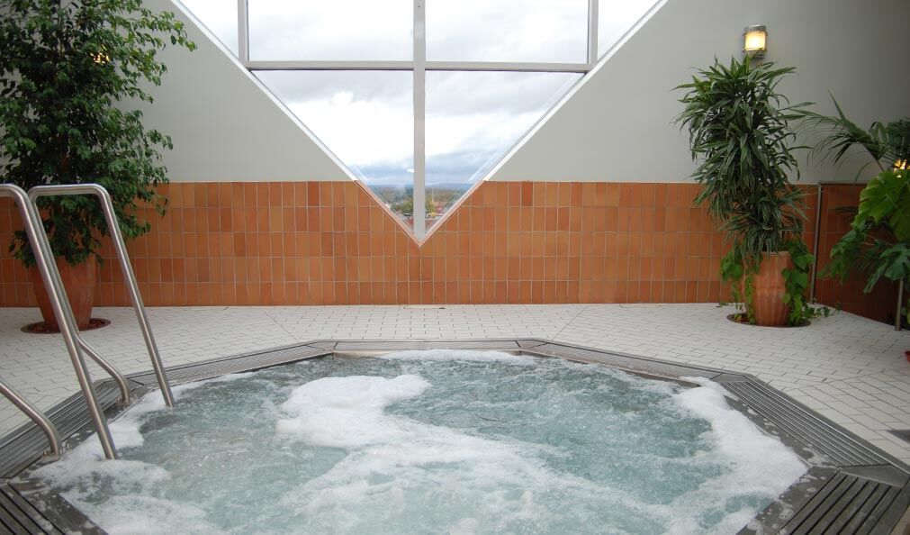 Boblebad med udsigt i relaxafdelingen Polaris på Quality Hotel Galaxen i Borlänge