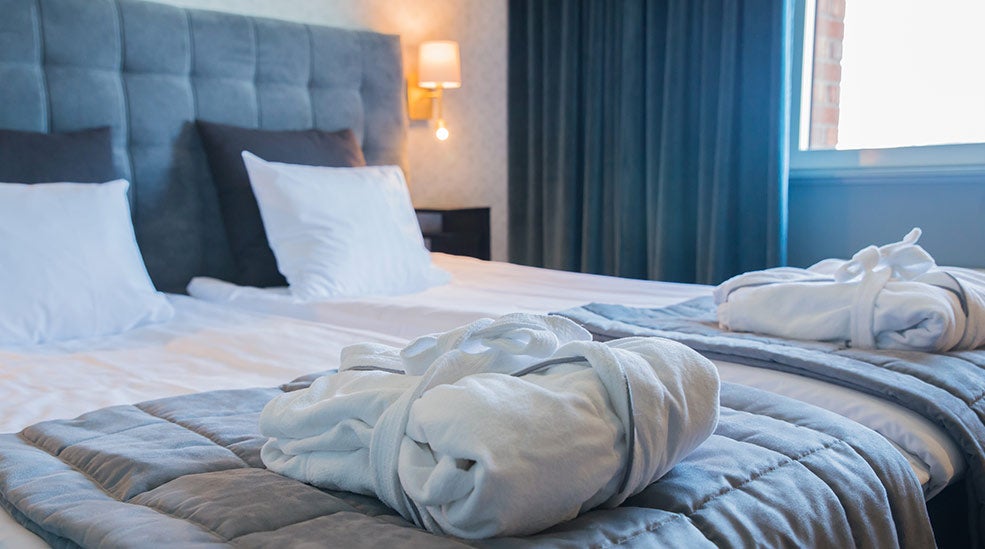 Seng och morgenkåbe i Superior dobbeltrum på Quality Hotel Galaxen i Borlänge