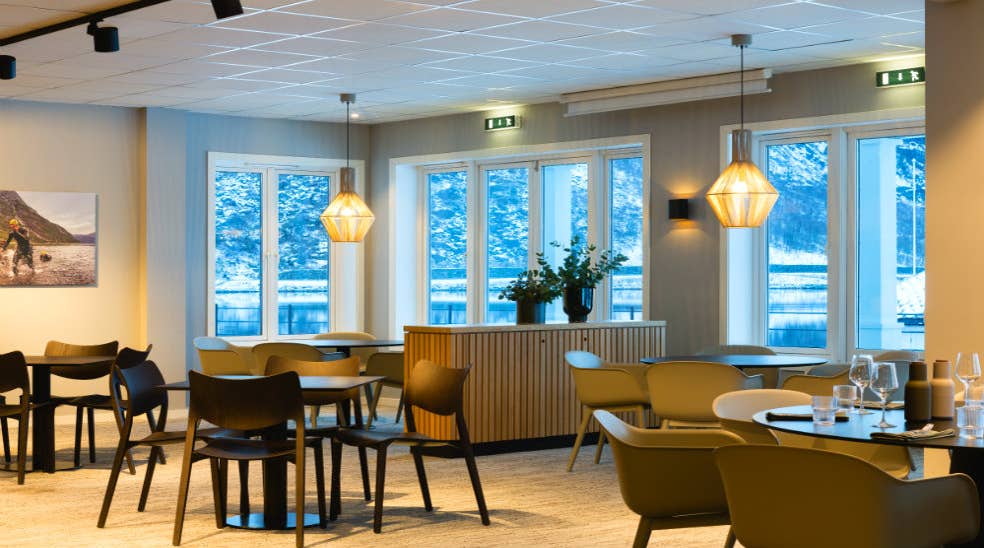 Spiseområde med bord og stole i restaurant hos Quality Hotel Vøringfoss